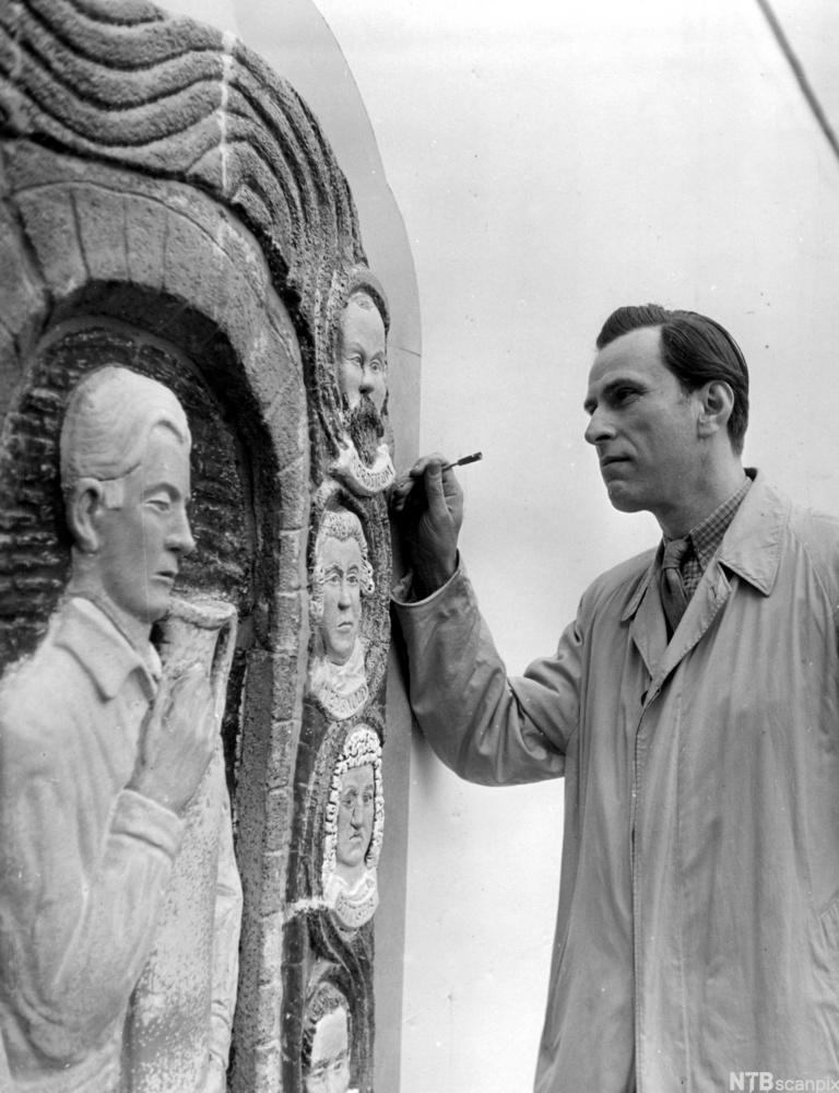 Gunnar Nylund arbeider med keramikk. Foto