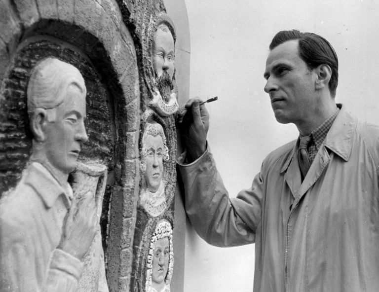 Gunnar Nylund arbeider med keramikk. Foto