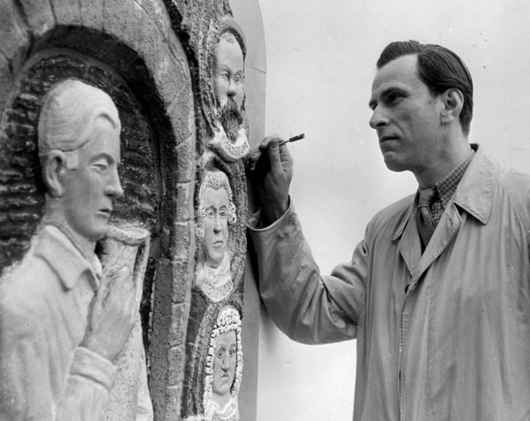 Gunnar Nylund arbeider med keramikk. Foto