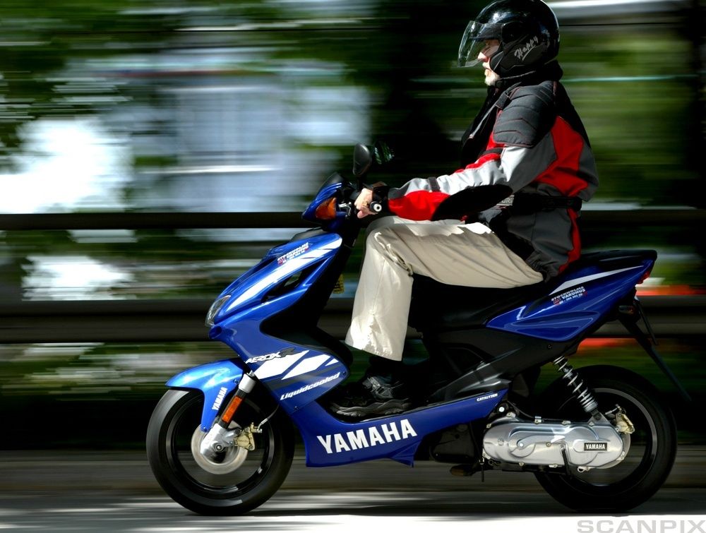 Person på moped. Foto.