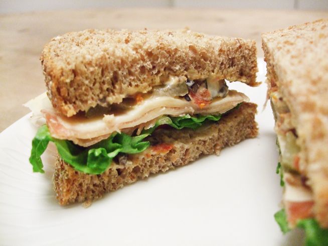Sandwich med pålegg og salat. Foto.