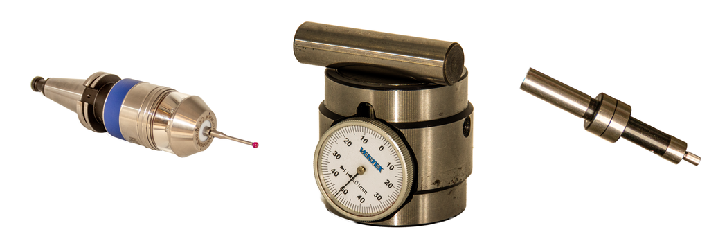 3 verktøy som benyttes for å finne et arbeidsemnes kanter i X-, Y- og Z-retning. Verktøyet til venstre er digitalt, med lysdioder, verktøy to er et måleur med pilvisning, mens verktøy 3 er et mekanisk verktøy som benytter sentrifugalkraft som grunnlag for avlesning. Foto.