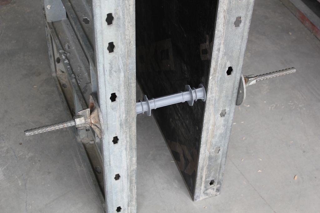 To forskalingselementer med stag. Foto.