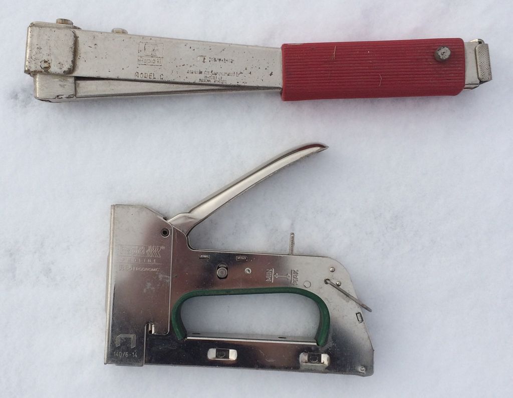 Stiftehammar og stiftemaskin. Foto.