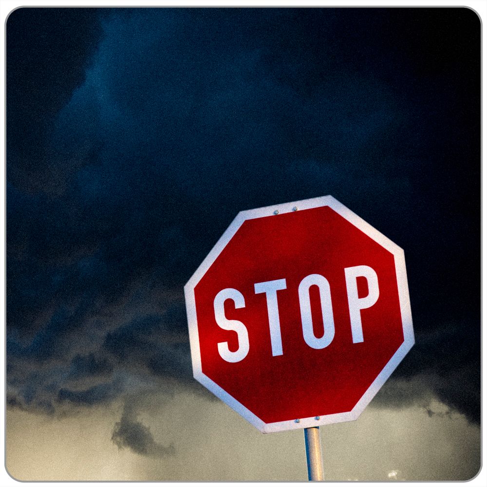 Rødt stoppskilt. Foto.