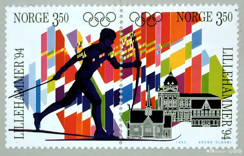 Frimerke, designet av Bruno Oldani, som viser skiløper og de olympiske farger. Foto.