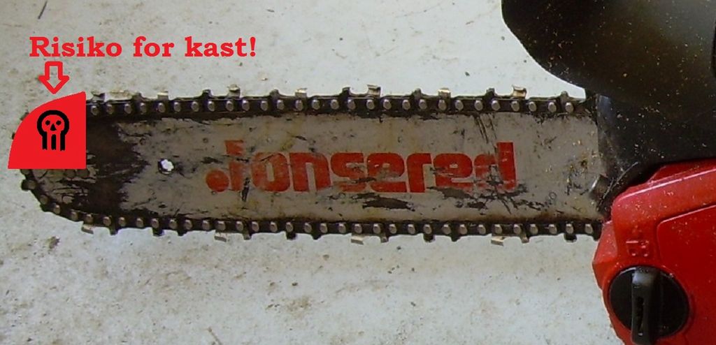 Motorsag med advarsel på sverdspissen om risiko for kast. Bearbeidet foto.
