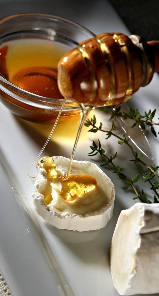 Honning renner over en bit chèvre. Foto.