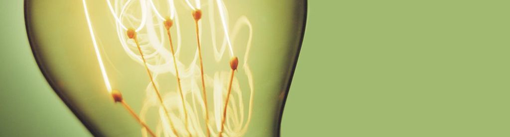 Glødande lyspære med grøn bakgrunn. Illustrasjon.