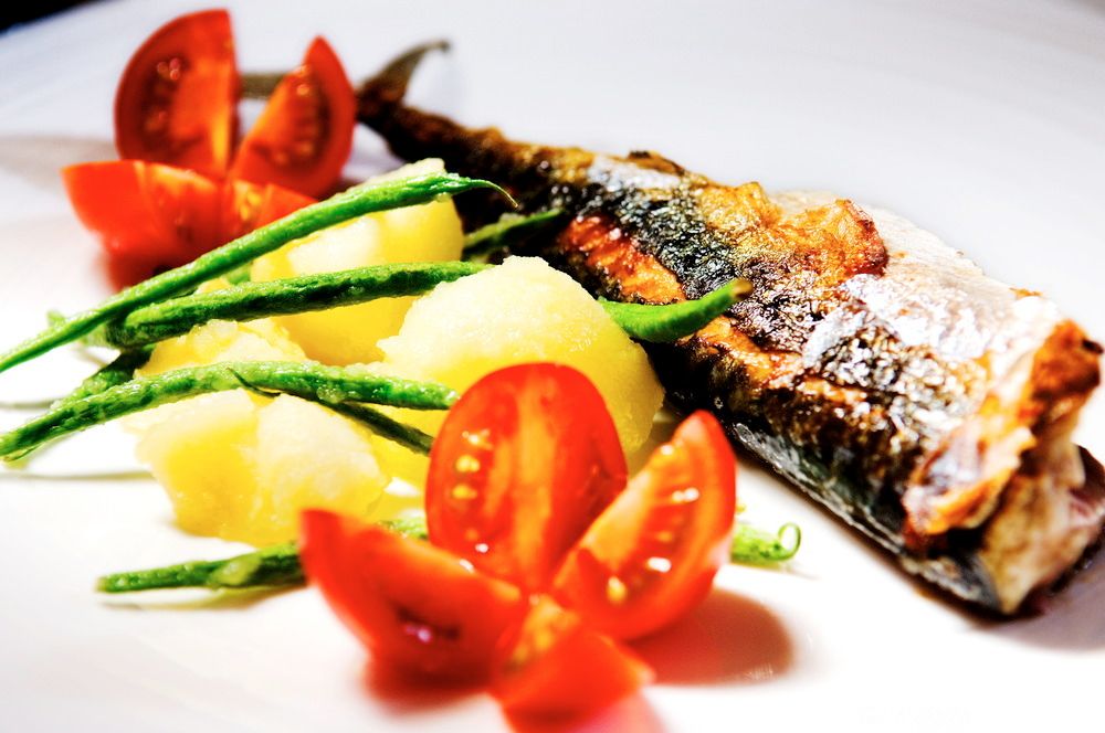 Stekt makrell med tilbehør. Foto.