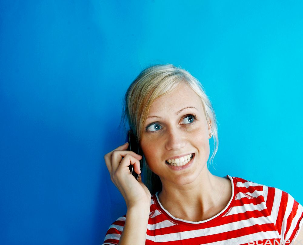 Jente snakker i mobiltelefon. Foto.