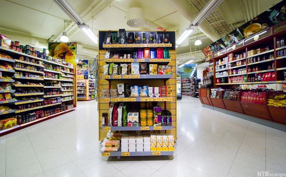 Butikkhyller med  forskjellig utvalg av matvarer. Foto.