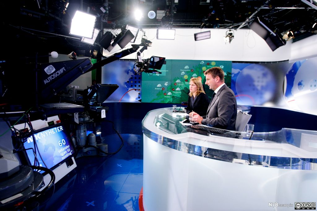 Gry Blekastad Almås og Jon Gelius i NRKs nyhetsstudio. Foto.