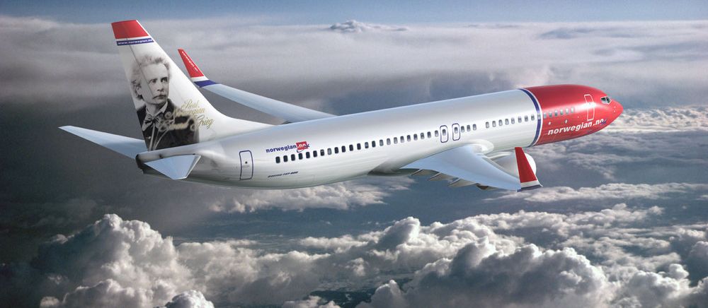 Et fly i lufta, over ulike skyformasjoner. På flyet står det Norwegian. Foto.