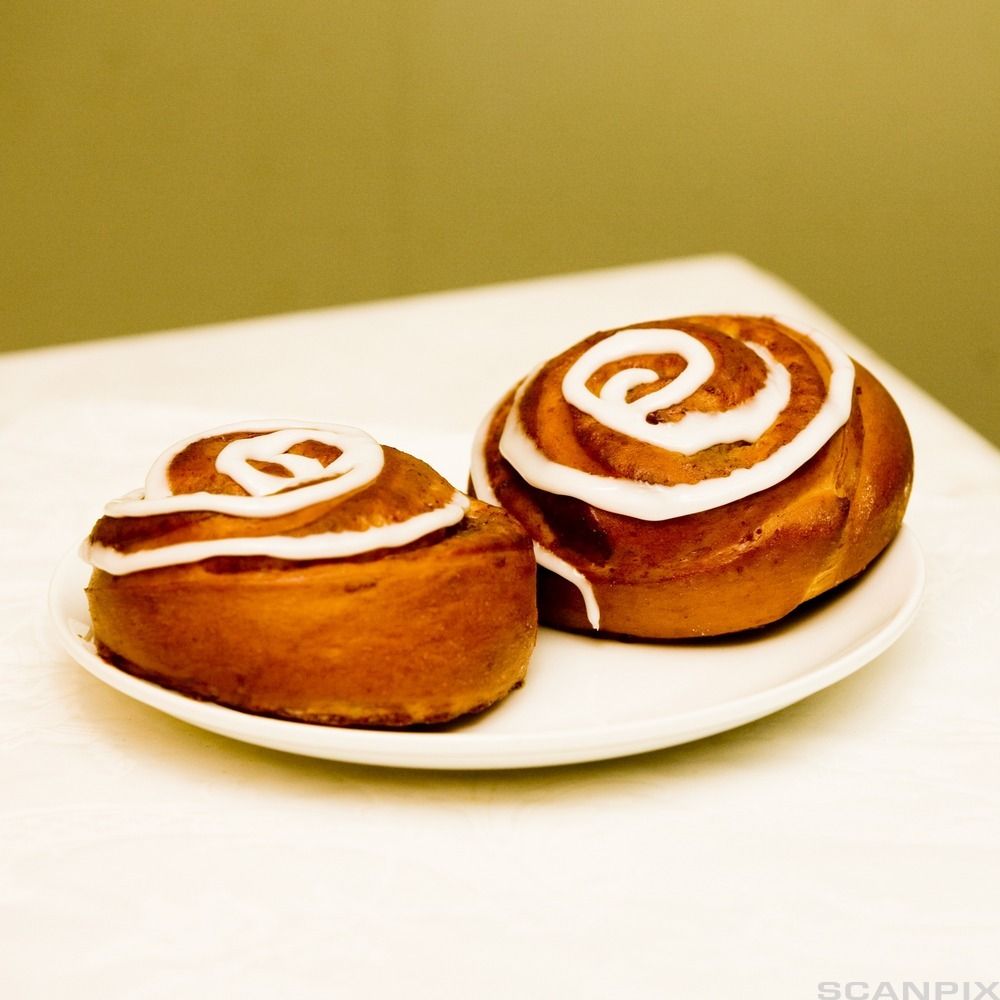 To kanelboller på en papptallerken. Foto.