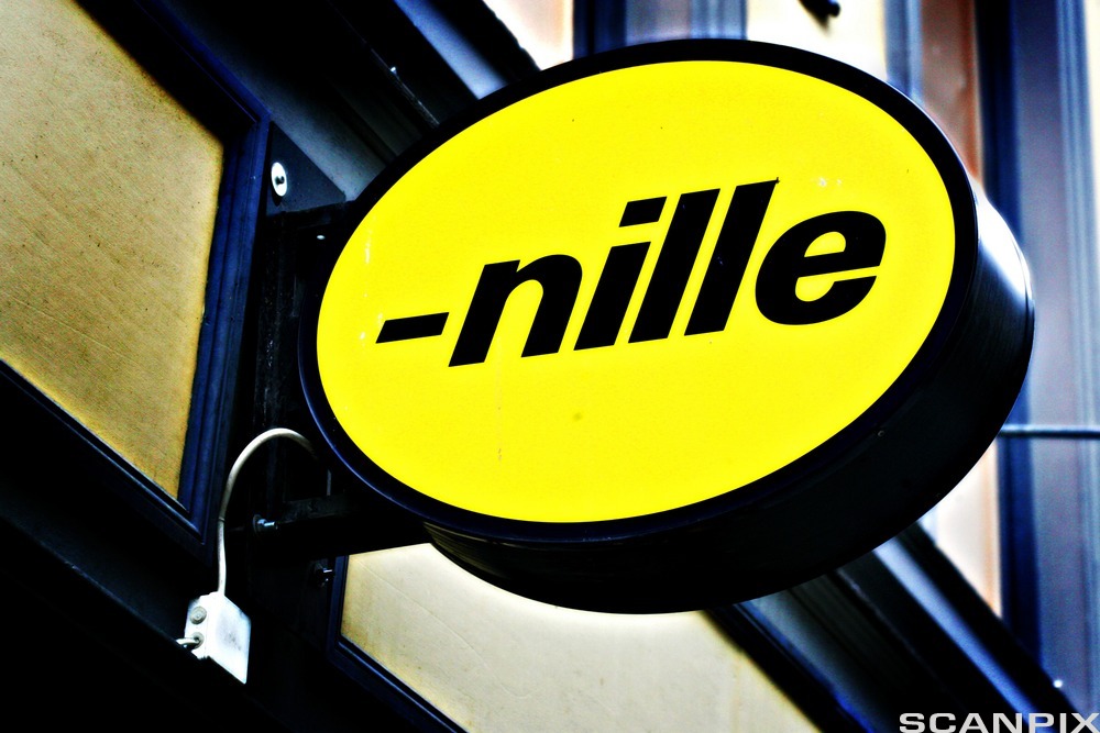 Gult veggskilt med logoen til butikkjeden Nille. Foto.