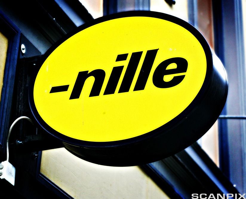 Gult veggskilt med logoen til butikkjeden Nille. Foto.