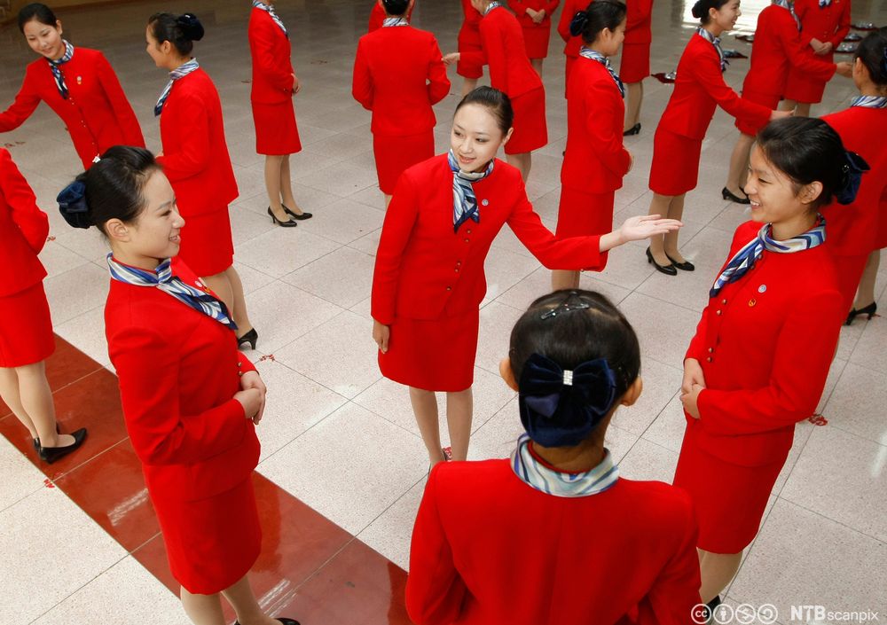 Studenter lærer etikette. Foto.