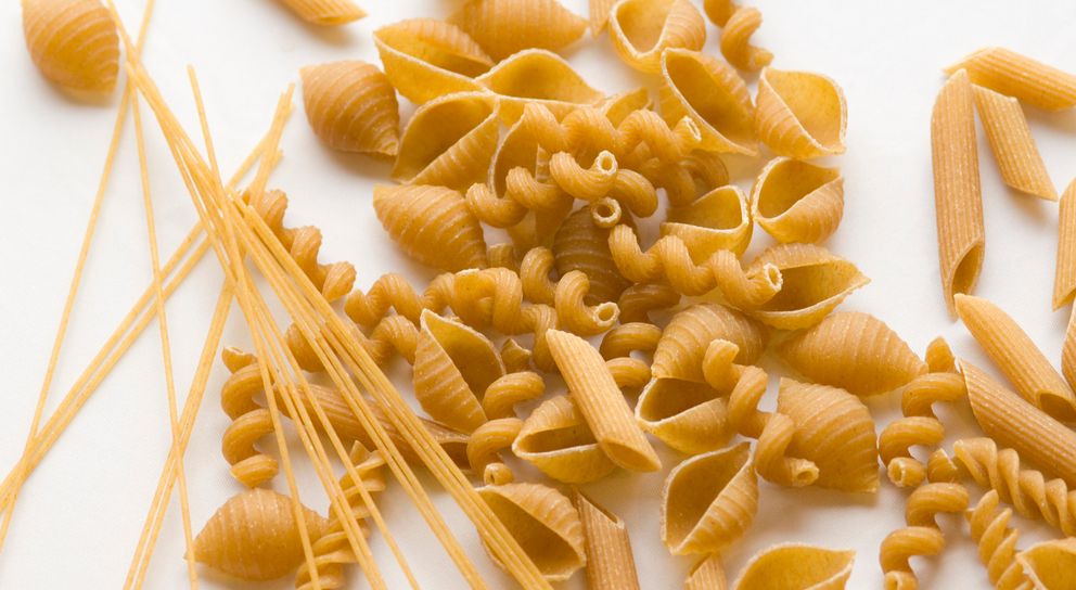 Ulike typer pasta på ei hvit flate. Foto.