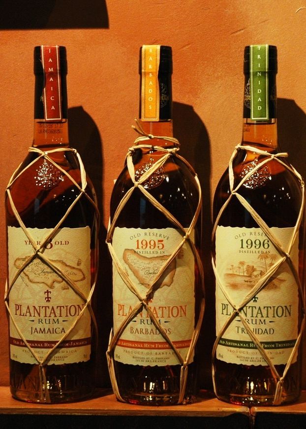 Tre flasker rom. Foto.