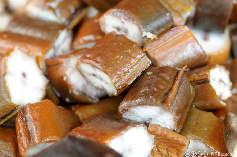 Biter av røykt ål. Foto.