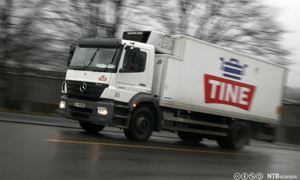 Lastebil fra Tine meierier. Foto.