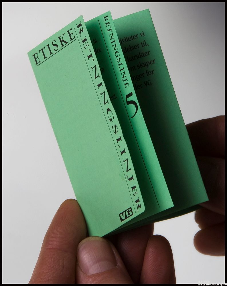 Nærbilde av lite, grønt hefte med tekstene "etiske retningslinjer" og "VG". Foto. 