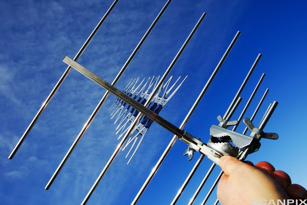 Antenne som som blir holdt opp mot himmelen. Foto.