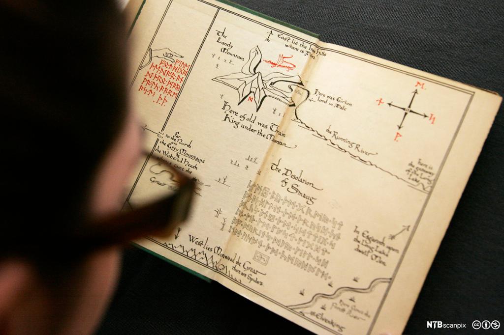 Ei førsteutgave av boka &quot;The Hobbit&quot; fra 1937 sjekkes før auksjon. Foto.