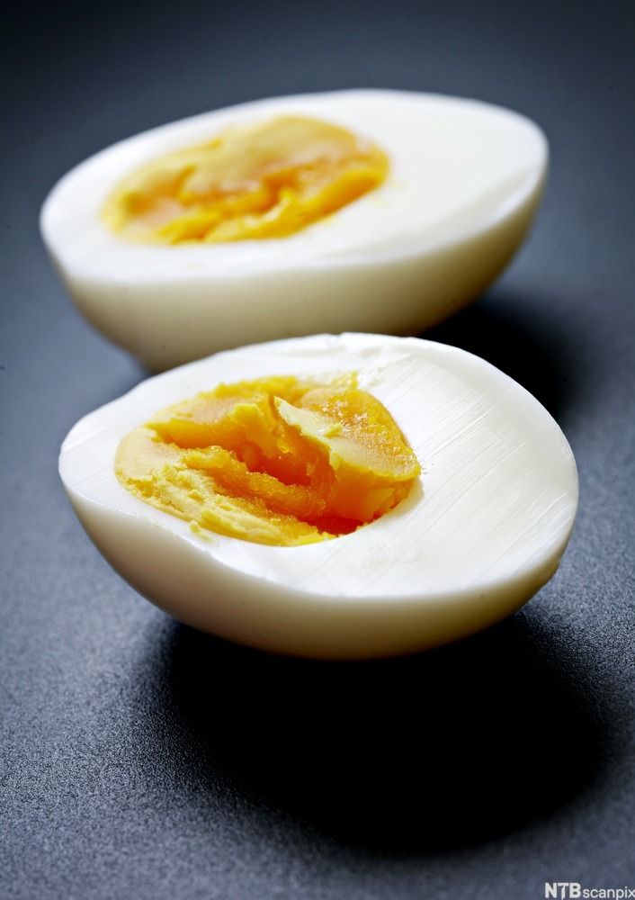 Hardkokt egg delt i to. Foto.