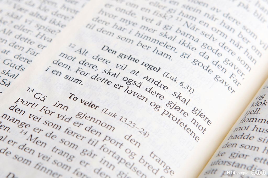 Bokside med teksten: Alt dere vil at andre skal gjøre mot dere, skal også dere gjøre mot dem. Foto.