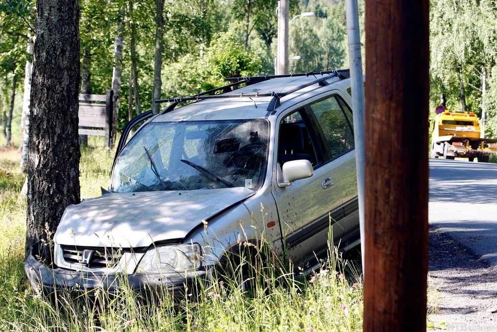 Bil som har krasjet i et tre. Foto.