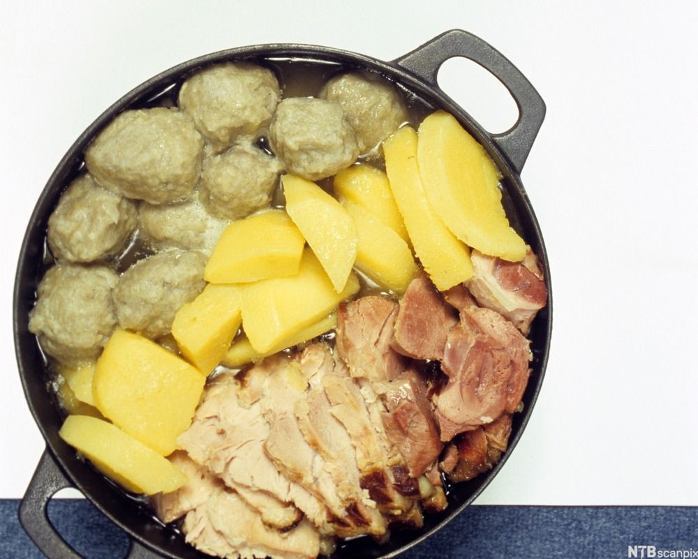 Gryte med raspeball, kålrot og saltet kjøtt. Foto.