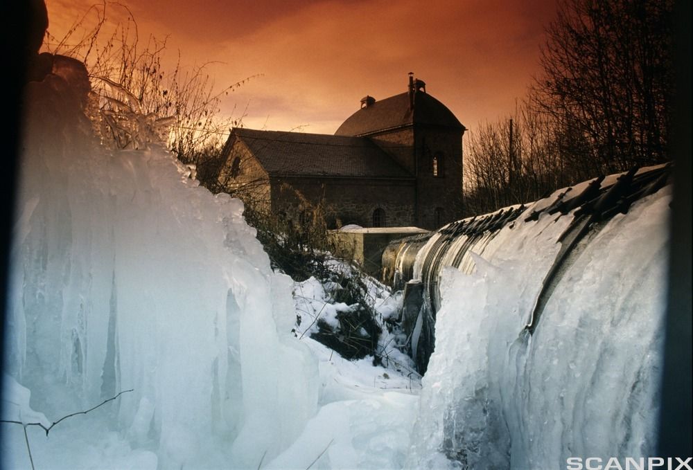 Vannkraftverk i kveldssol. Foto.