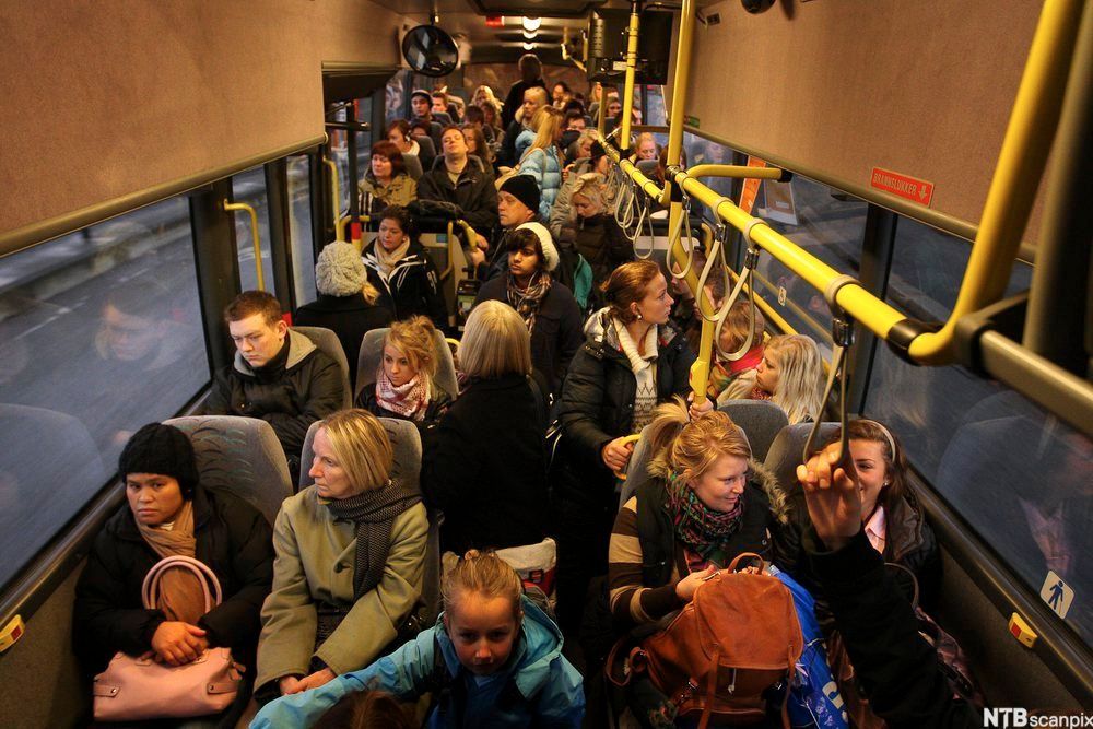 En full buss. Foto.