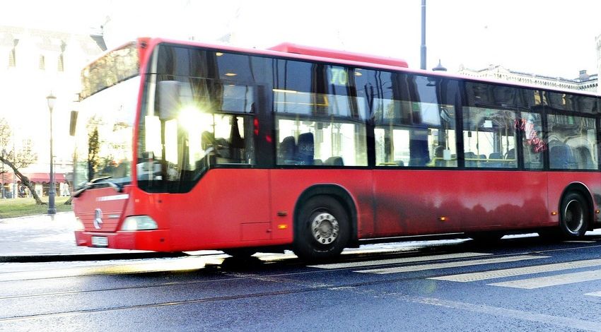 En rød buss. Foto.