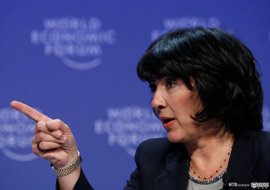 Christiane Amanpour med hevet pekefinger. Foto.