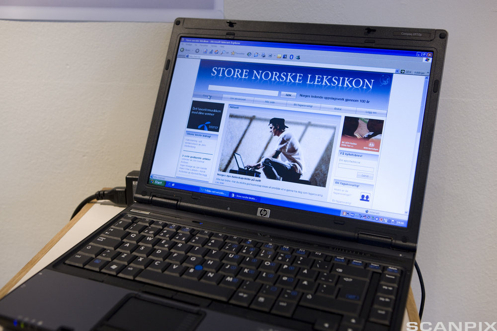 Store norske leksikon på en pc. Foto.