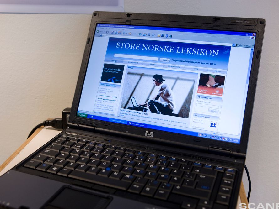 Store norske leksikon på en pc. Foto.