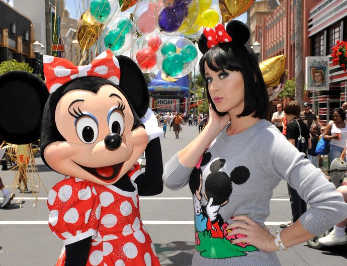 Disney-figuren Minni Mus og dame med Minni-ører og genser med Minni-motiv. Foto.