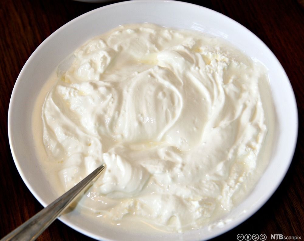 En skål med rømme. Foto