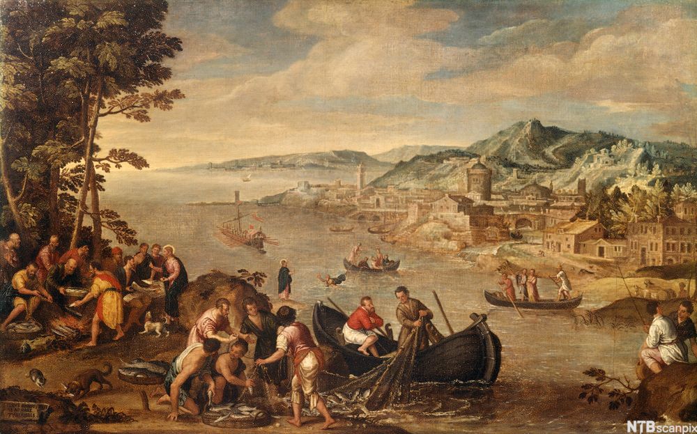 En havn med fiskebåter. I forgrunnen trekker fiskere opp et garn. Maleri.