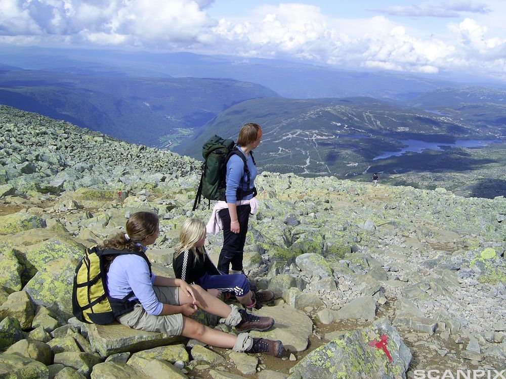 Tre mennesker på fjelltur. Foto.
