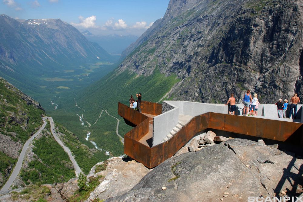 Turister deltar på åpning av de nye utkikkplatået i Trollstigen. Foto.