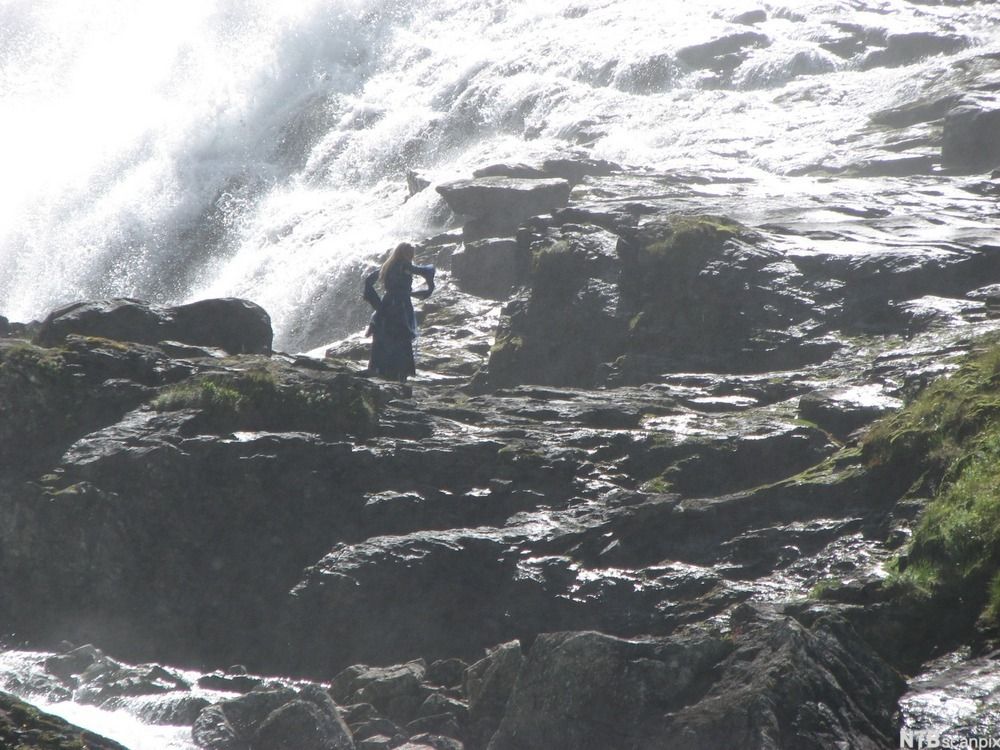 Huldra danser i Kjosfossen. Foto.