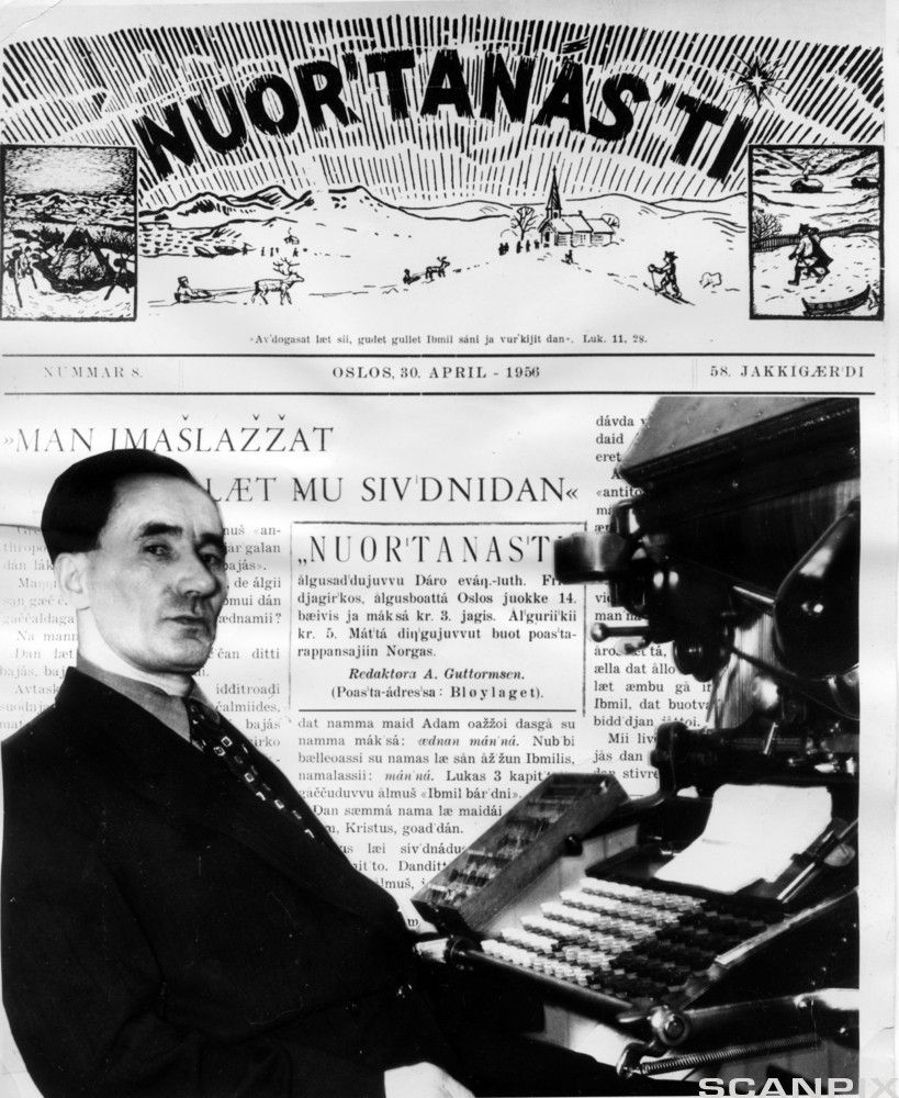 Anders Guttormsen foran en forside fra avisa Nuor Tanas'ti'. Foto.