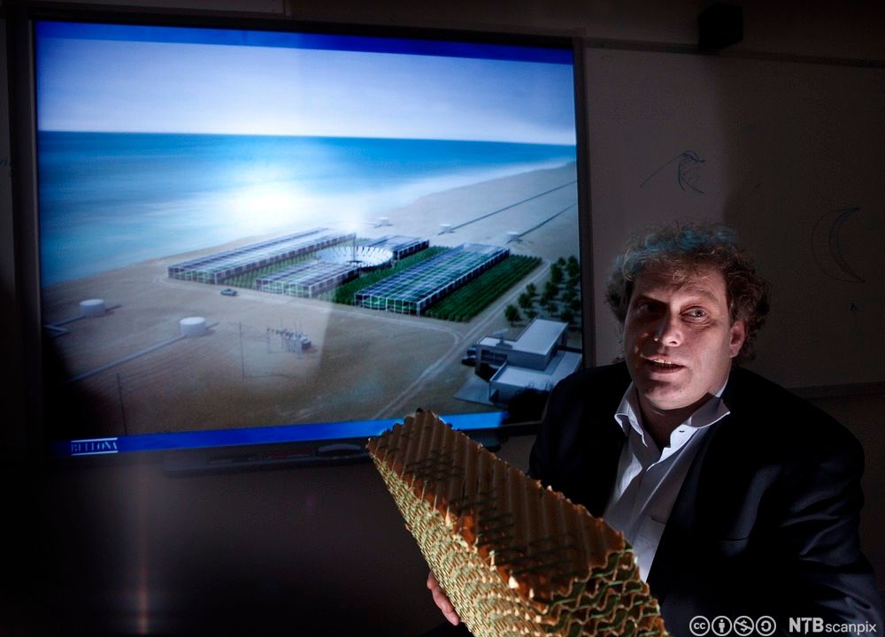 Frederic Hauge forteller om Sahara-prosjektet. Foto.