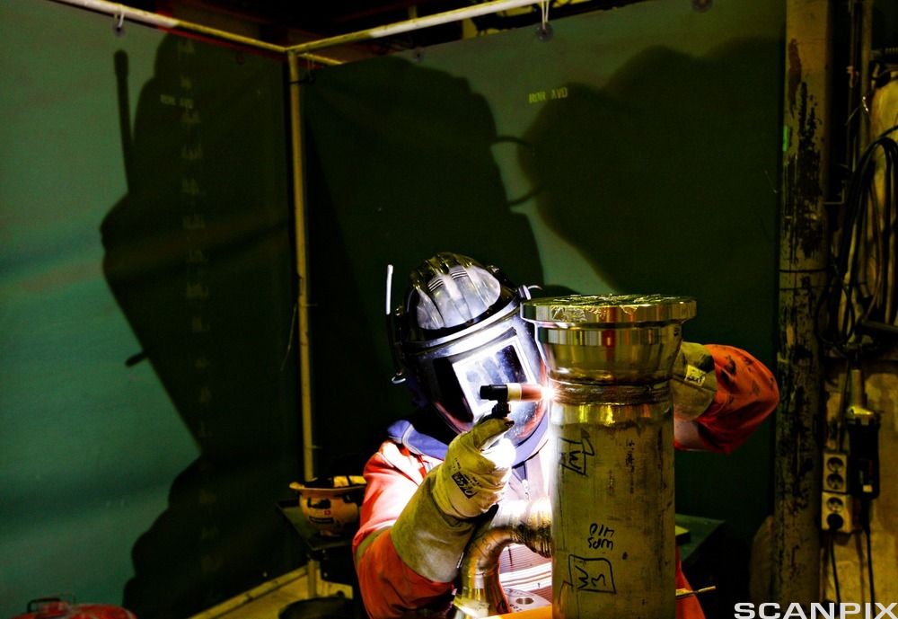 Person med verneutstyr som sveiser. Foto.