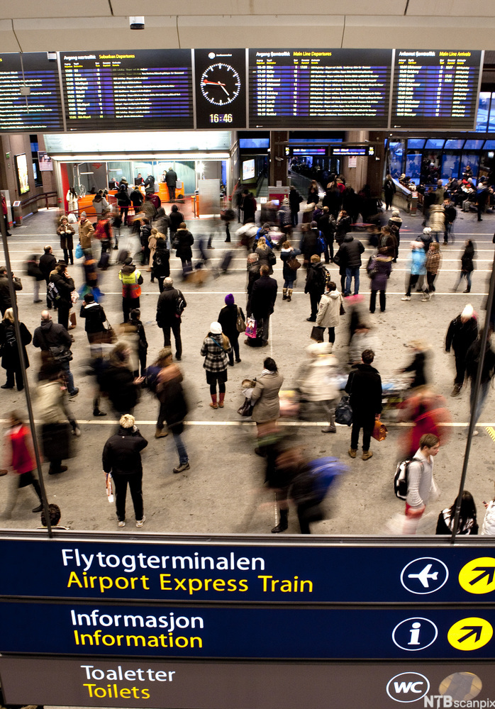 Mennesker på Oslo sentralstasjon. Bilde.