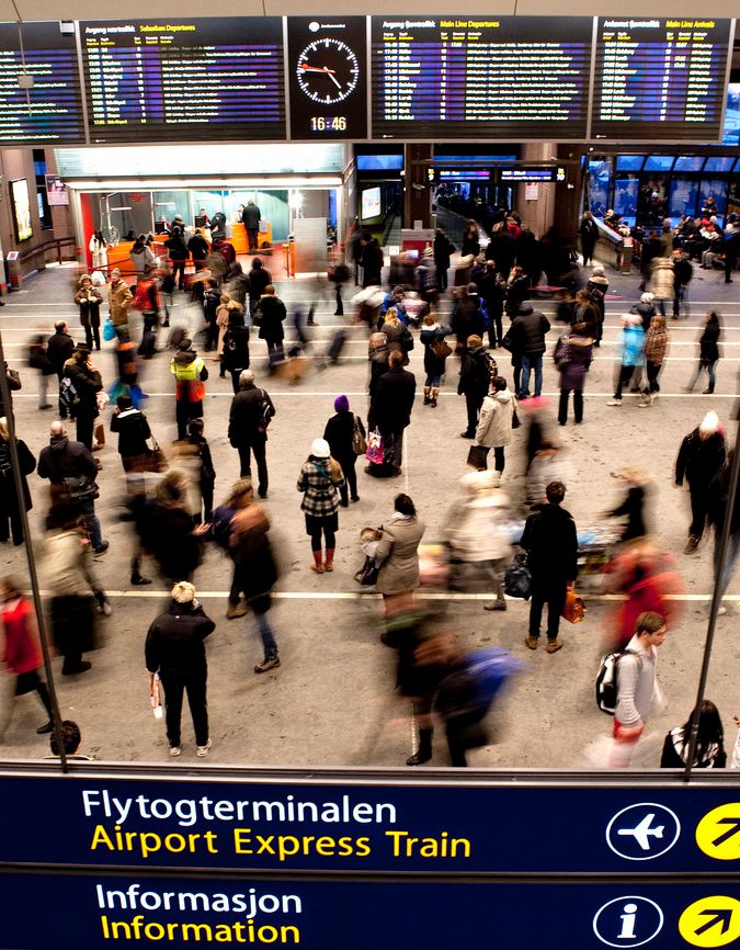 Mennesker på Oslo sentralstasjon. Bilde.